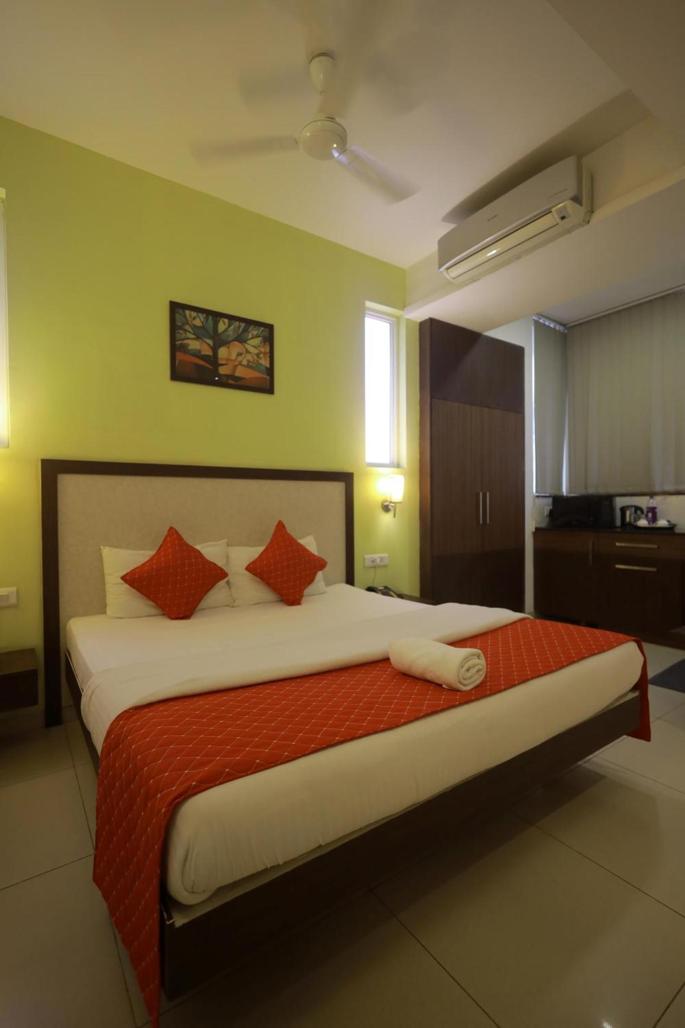 Ixora Suites Bangalore Buitenkant foto
