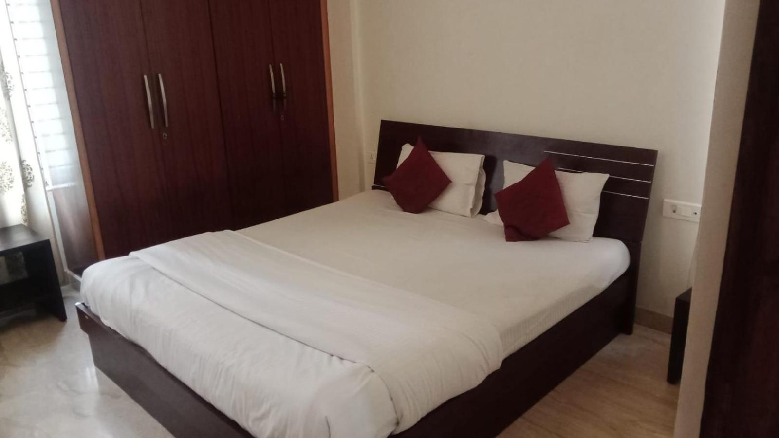 Ixora Suites Bangalore Buitenkant foto