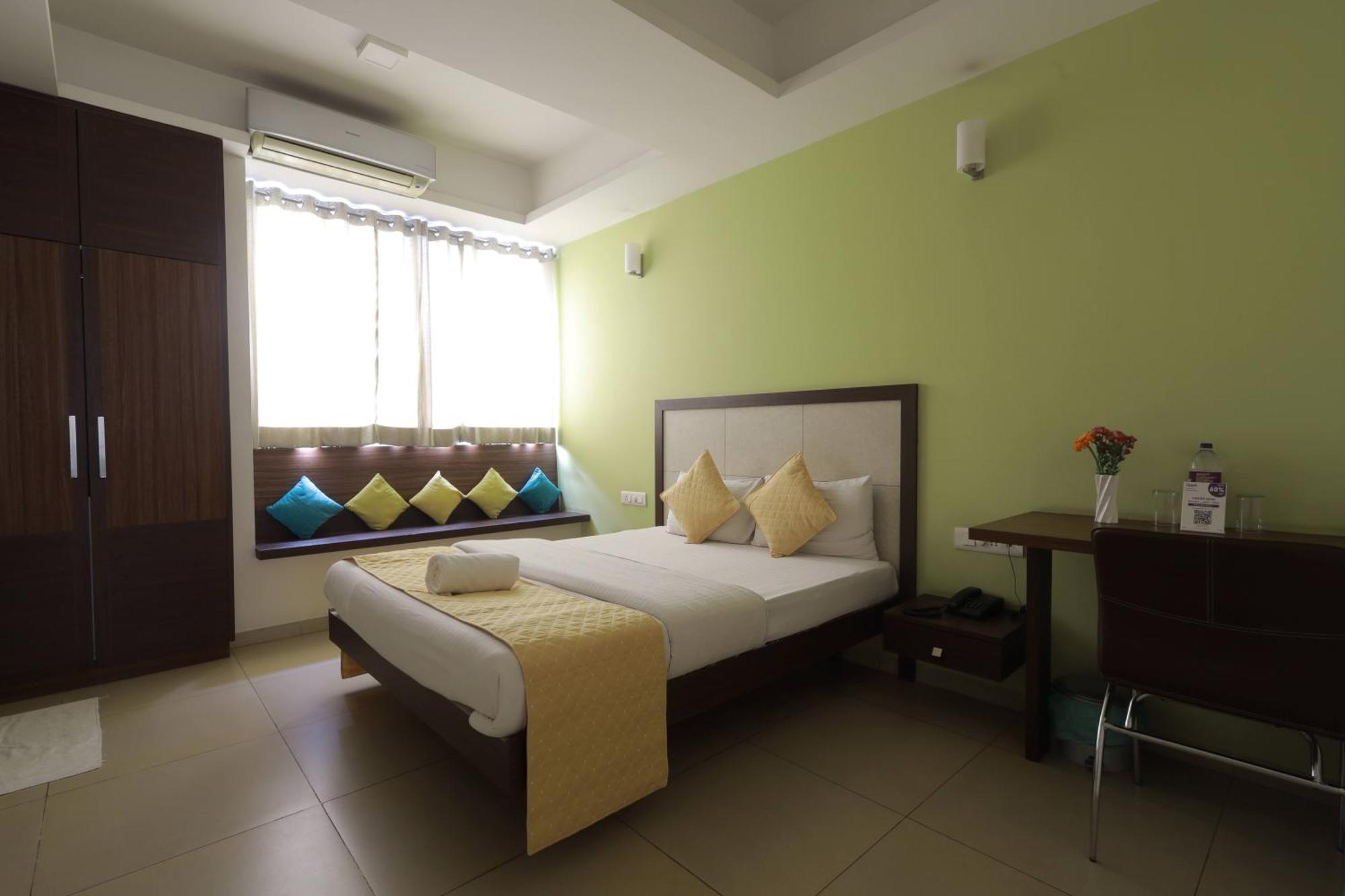 Ixora Suites Bangalore Buitenkant foto