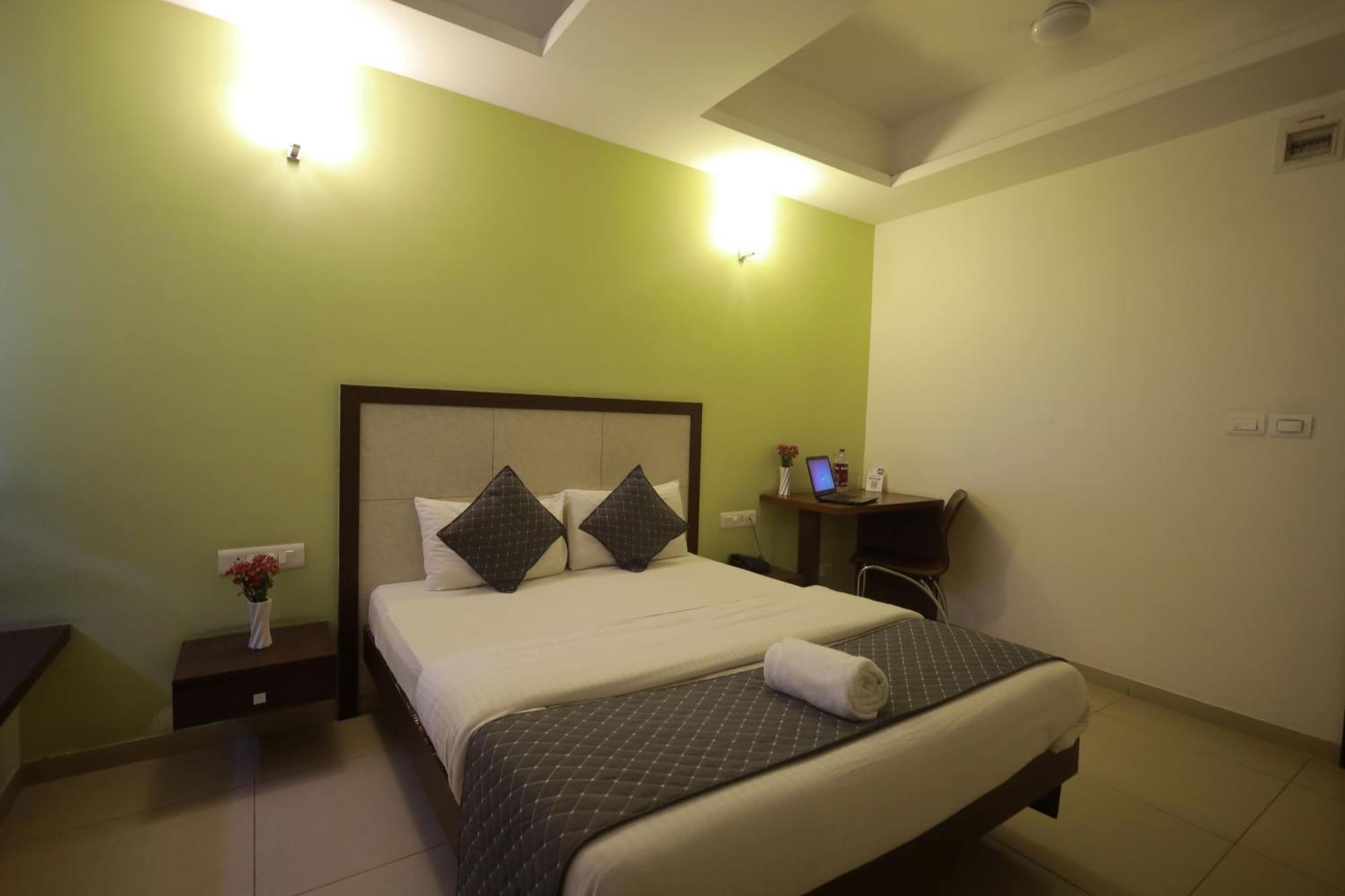 Ixora Suites Bangalore Buitenkant foto