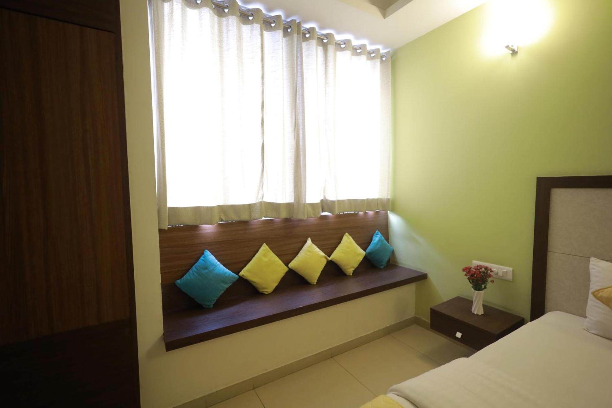 Ixora Suites Bangalore Buitenkant foto