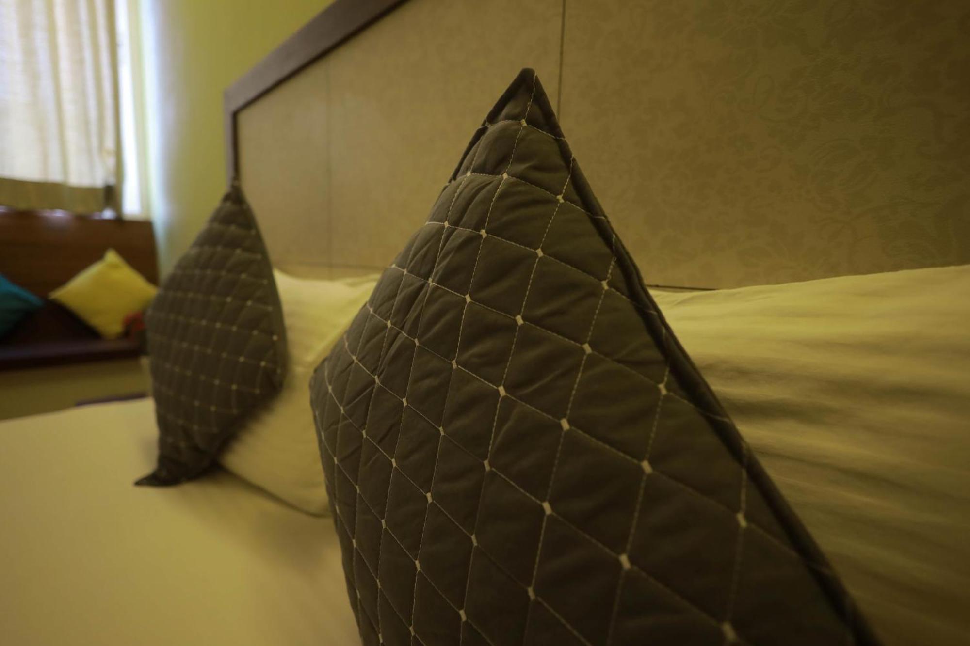 Ixora Suites Bangalore Buitenkant foto