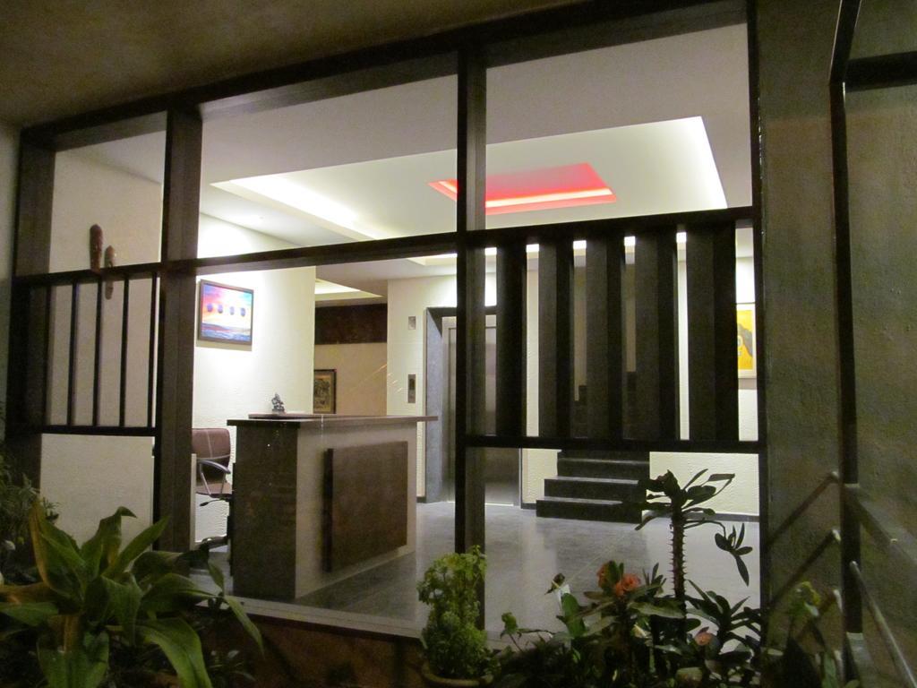 Ixora Suites Bangalore Buitenkant foto
